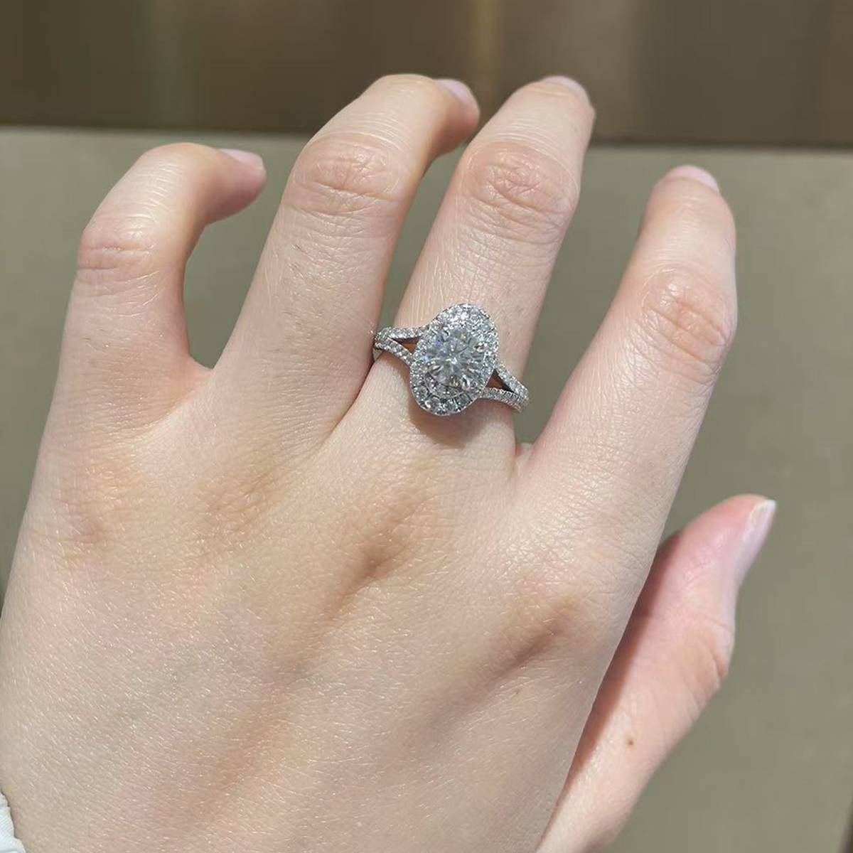 轻奢Y臂蛋形钻女戒S925银镀白金定制选款主石莫桑钻1.0ct/副石高碳钻